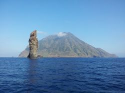 Un vecchio camino vulcanico al largo di Filicudi, Isole Eolie, Sicilia