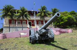 Un vecchio cannone in una piazza di Fernando de Noronha, Brasile.
