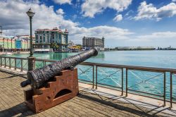 Un vecchio cannone sul lungomare a Caudan Waterfront, Port Louis, Mauritius.
