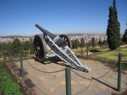 Un vecchio cannone sulle alture di Pretoria, Sudafrica.
