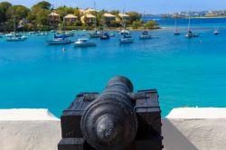 Un vecchio cannone sulle mura lungomare dei Caraibi, Antigua e Barbuda.

