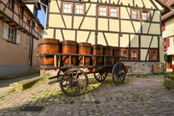 Un vecchio carro con botti in legno per il vino nel borgo di Eguisheim (Francia): siamo lungo la celebre Strada del Vino in Alsazia - © Kuzmalo / Shutterstock.com