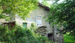 Un vecchio casale abbandonato nei pressi del lago di Como, fra Civenna e Bellagio, Lombardia - © ValeStock / Shutterstock.com