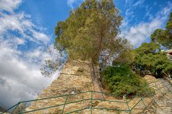 Un vecchio castello in pietra fotografato con il cielo azzurro a Zoagli, Liguria  - © faber1893 / Shutterstock.com