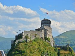 Un vecchio castello sulle rocce sopra la città di Lourdes, Francia: si tratta di un monumento storico di questa località dei Pirenei.

