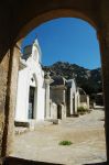 Un vecchio cimitero nei pressi di Lumio, Corsica, con le tombe di famiglia.
