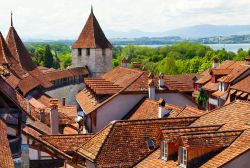 Un vecchio distretto con il castello medievale e i tetti in tegola nella città di Murten, Svizzera. Situato sulla riva sud est dell'onomino lago, questo grazioso borgo ha mantenuto ...