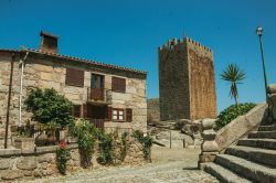 Un vecchio edificio con torre quadrata nel borgo di Linhares da Beira, Portogallo.

