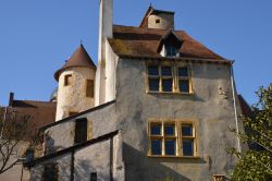 Un vecchio edificio con torretta nel cuore di Paray-le-Monial, Francia.
