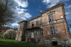 Un vecchio edificio in disuso nella città di Zamosc, Polonia. Questa località venne fondata nel 1580 per desiderio del magnate Jan Zamoyski che la volle come capitale dei propri ...