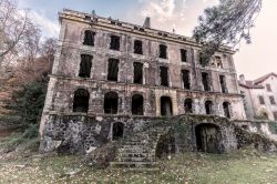 Un vecchio hotel abbandonato nei pressi di Vizzavona, Corsica.

