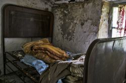 Un vecchio letto nella stanza di una casa rurale abbandonata a Brallo di Pregola, provincia di Pavia, Lombardia.



