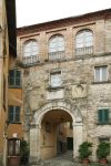 Un vecchio palazzo del borgo medievale di Pennabilli, Emilia Romagna.

