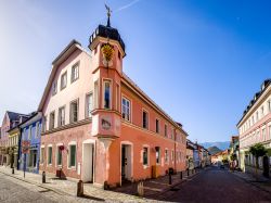 Un vecchio palazzo nel centro di Murnau am Staffelsee, Baviera (Germania).
