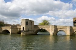 Un vecchio ponte di pietra sul fiume Great Ouse a St. Ives, Cornovaglia, Regno Unito.

