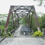 Un vecchio ponte in legno e ferro nella cittadina di San Diego de los Baños, Cuba. Piccolo insediamento frequentato dal turismo termale cubano, San Diego sorge al confine fra la Sierra ...