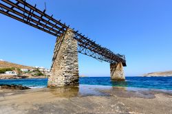 Un vecchio pontile a Loutra, isola di Kythnos (Grecia), veniva utilizzato per caricare sulle navi il ferro, estratto dalla miniera
