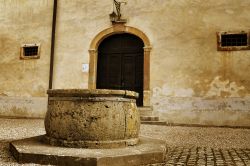 Un vecchio pozzo nel castello di Brezice, Slovenia. Con funzione amministrativa e difensiva, questo castello venen costruito probabilmente nel XII° secolo dai salisburghesi.

