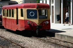 Un vecchio treno nella stazione di Ile-Rousse in Corsica