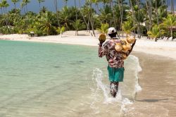 Un venditore di cocco sulla spiaggia di Juan Dolio in Repubblica Dominicana - © saaton / Shutterstock.com