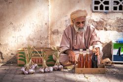 Un venditore di miele e aglio in un mercato tradizionale a Nizwa, Oman - © clicksahead / Shutterstock.com
