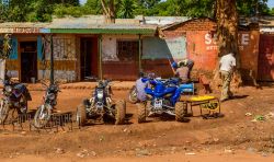 Un venditore di moto e quad lungo una strada di Lilongwe, Malawi - © JULIAN LOTT / Shutterstock.com