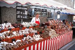 Un venditore di salsiccie in un mercatino lungo le strade di Barjac in Francia - © Mike_O / Shutterstock.com