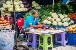 Un venditore di verdura in un mercato di Alanya, Turchia. Cavoli, cipolle, patate e melograni sono solo alcuni dei prodotti che si possono acquistare nei tipici mercati alimentari turchi - © ...