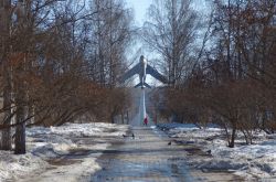 Un viale della città di Saransk (Russia) fotografato in inverno con la neve. Sullo sfondo, il monumento a un aereo militare - © g0d4ather / Shutterstock.com