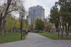 Un vialetto deserto in uno dei parchi a Kharkiv, Ucraina - © Valentyn1961 / Shutterstock.com
