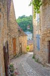 Un vicoletto acciottolato nel centro di Beynac-et-Cazenac, Francia.
