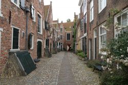 Un vicoletto con antichi palazzi nel centro di Middelburg, Olanda - © Dafinchi / Shutterstock.com