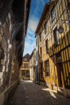 Un vicoletto con case a graticcio nel centro storico di Troyes, Francia.

