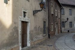 Un vicoletto con pavimentazione a ciottoli nel centro storico di Tarnow, Polonia - © Maria_Janus / Shutterstock.com