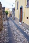 Un vicoletto con pavimentazione in ciottoli nel centro di Orosei, Sardegna.
