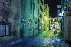 Un vicoletto del centro storico di Coburgo (Germania) di notte nei pressi della piazza del mercato - © Val Thoermer / Shutterstock.com