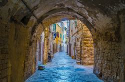 Un vicoletto del centro storico di Trani, Puglia.
