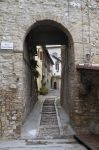Un vicoletto di Bevagna, Umbria, Italia. Da piazza Giuseppe Garibaldi ci si incammina verso il centro storico del borgo attraversando strette vie dall'atmosfera medievale.



