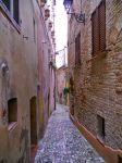 Un vicoletto nel centro di Grottammare, provincia ...