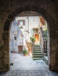 Un vicoletto nel centro storico di Poggio Moiano, borgo rurale in provincia di Rieti (Lazio) - © Stefano_Valeri / Shutterstock.com