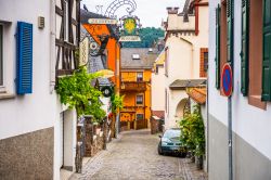 Un vicoletto nel centro storico di Rudesheim am Rhein, Assia, Germania - © Anton_Ivanov / Shutterstock.com