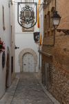 Un vicoletto nel centro storico di Sitges, Spagna. Siamo nella costa Dorada all'interno del Parco del Garraf, a soli 30 minuti da Barcellona - © Lev Levin / Shutterstock.com