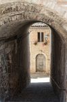 Un vicoletto nel cuore del centro storico di Sarnano, provincia di Macerata.
