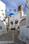 Un vicoletto nel villaggio di Lipsi, Dodecaneso, Grecia, addobbato a festa con bandiere greche - © Milan Gonda / Shutterstock.com