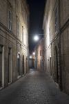 Un vicolo ciottolato nel curoe di fermo (Marche) fotografato di notte.



