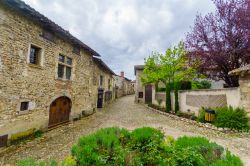 Un vicolo con le tipiche case nel villaggio medievale di Perouges, dipartimento dell'Ain (Francia).

