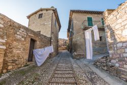 Un vicolo del borgo antico di Montefalco con le case in pietra e mattoni, provincia di Perugia - © ValerioMei / Shutterstock.com