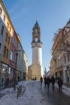 Un vicolo del centro storico di Bautzen (Germania) in inverno con la neve. Sullo sfondo, una delle torri cittadine nota come Tower of the Rich - © Jan Pohunek / Shutterstock.com