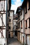 Un vicolo del centro storico di Limoges (Francia) con case a graticcio.

