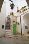 Un vicolo del centro storico di Martina Franca, Puglia. Nota per la sua architettura barocca, Martina Franca sorge sulle propaggini meridionali della Murgia al confine delle province di Brindisi ...